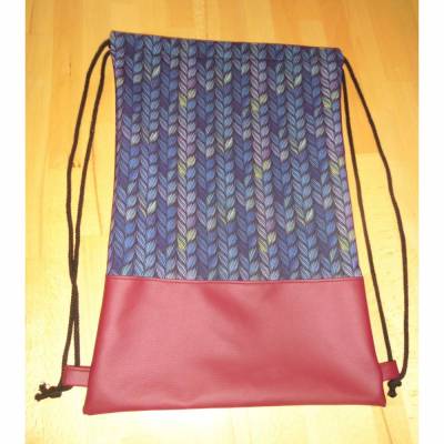 Turnbeutel / Rucksack / Festivalbag aus Softshellstoff mit einem roten Lederstreifen