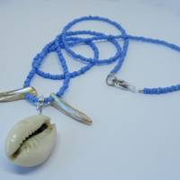 Maritime blaue Halskette mit Mini-Perlen und Kauri-Muschel Bild 1