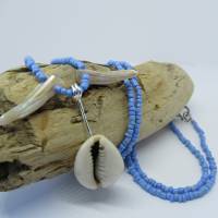 Maritime blaue Halskette mit Mini-Perlen und Kauri-Muschel Bild 2