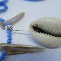 Maritime blaue Halskette mit Mini-Perlen und Kauri-Muschel Bild 7