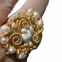 handgemachter verstellbarer Ring in weiß mit Perlen und Howlit in wirework goldfarben Bild 1