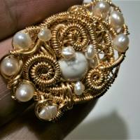 handgemachter verstellbarer Ring in weiß mit Perlen und Howlit in wirework goldfarben Bild 2