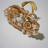 handgemachter verstellbarer Ring in weiß mit Perlen und Howlit in wirework goldfarben Bild 3
