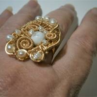 handgemachter verstellbarer Ring in weiß mit Perlen und Howlit in wirework goldfarben Bild 4