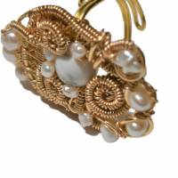 handgemachter verstellbarer Ring in weiß mit Perlen und Howlit in wirework goldfarben Bild 6