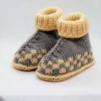 grau gelbe Babyschuhe Hüttenschuhe aus Wolle von Hand gestrickt Größe 3-6 Monate für Jungen und für Mädchen Bild 1