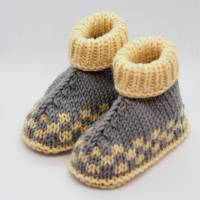 grau gelbe Babyschuhe Hüttenschuhe aus Wolle von Hand gestrickt Größe 3-6 Monate für Jungen und für Mädchen Bild 2