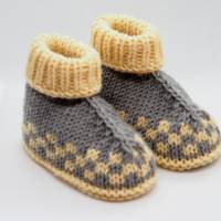 grau gelbe Babyschuhe Hüttenschuhe aus Wolle von Hand gestrickt Größe 3-6 Monate für Jungen und für Mädchen Bild 3