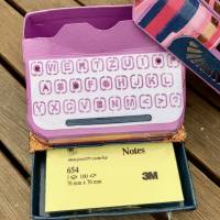 Zum Ruhestand: Typewriter Box Schreibmaschine Pink-Blau  mit Post-it-Block -  Sekretärinnen Abschiedsgeschenk Bild 3