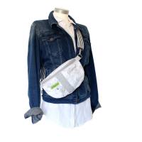 Bauchtasche "Lili"  in grau, trendiger Body-Bag, Hüfttasche im Upcycling, Umhängetasche, Festivaltasche, Cross Bild 10