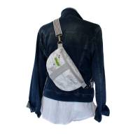 Bauchtasche "Lili"  in grau, trendiger Body-Bag, Hüfttasche im Upcycling, Umhängetasche, Festivaltasche, Cross Bild 9