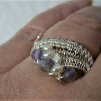Ring Amethyst lila violett pastell an Keshiperlen weiß Spiralring verstellbar silberfarben wirework Bild 4
