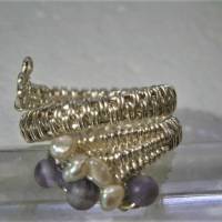 Ring Amethyst lila violett pastell an Keshiperlen weiß Spiralring verstellbar silberfarben wirework Bild 5