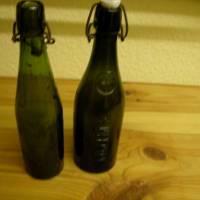 2 sehr alte dekorative Bierflaschen aus grünen Pressglas mit Blaseneinschluß und Bügelverschluss,ca. 30er Jahre Bild 1