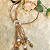 Lange Kette mit Polaris Perlen und versilberten Zwischenteilen an Velourslederband Bild 1