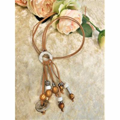 Lange Kette mit Polaris Perlen und versilberten Zwischenteilen an Velourslederband