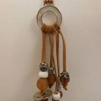 Lange Kette mit Polaris Perlen und versilberten Zwischenteilen an Velourslederband Bild 4