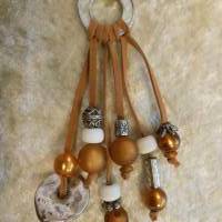 Lange Kette mit Polaris Perlen und versilberten Zwischenteilen an Velourslederband Bild 5
