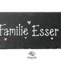 personalisiertes Hochzeitsgeschenk Schieferschild Familie, Türschild Schiefer handbemalt mit Herzen, Namensschild Tür Bild 1