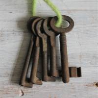 5 kleine alte Schlüssel mit Vintage Patina B Bild 3