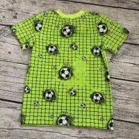 cooles T-shirt gr.98/104 Waschbär spielt Fußball grün Bild 3