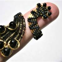 Ring verstellbar schwarz mit Onyx handgewebt Gothic im Spiralring goldfarben Bild 4