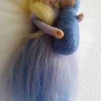 Märchenhafte Wiegenfee aus Merinowolle handgefilzt mit Baby in blautönen Bild 1