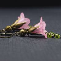 Ohrringe mit rosa Blüten, hellgrünen Perlen, floral und antik bronze Bild 1