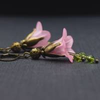 Ohrringe mit rosa Blüten, hellgrünen Perlen, floral und antik bronze Bild 2