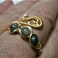 Ring handgemacht mit Labradorit khaki grün im Spiralring goldfarben wirework Paisley Daumenring Bild 3