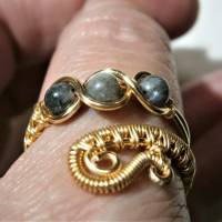 Ring handgemacht mit Labradorit khaki grün im Spiralring goldfarben wirework Paisley Daumenring Bild 5