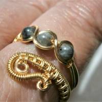 Ring handgemacht mit Labradorit khaki grün im Spiralring goldfarben wirework Paisley Daumenring Bild 6