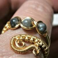 Ring handgemacht mit Labradorit khaki grün im Spiralring goldfarben wirework Paisley Daumenring Bild 7