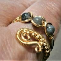 Ring handgemacht mit Labradorit khaki grün im Spiralring goldfarben wirework Paisley Daumenring Bild 8