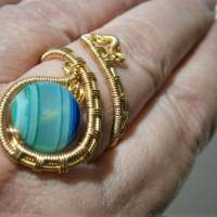 Ring mit Achat blau petrol gestreift handgewebt in goldfarben verstellbar Paisley boho Bild 3