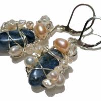Ohrringe handgemacht mit Sodalith in dunklem blau und Perlen in weiß und rosé Bild 1
