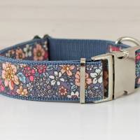Hundehalsband oder Hundegeschirr mit Blumen Muster, grau, kleine Blüten Bild 2