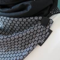 Wickelschal mit Knopf Damen Streublümchen schwarz weiß Knopfschal Fleece warmer Schal Patchwork Kuschelschal Bild 3
