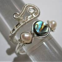 handmade Ring aus Abalone Regenbogen Seeopal mit Keshi Perlen verstellbar Paisley silberfarben Bild 3