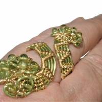 Ring Peridot hellgrün handgewebt grün goldfarben Spiralring als Daumenring handgemacht Bild 1