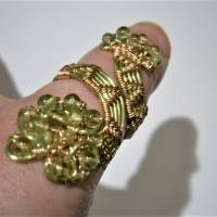 Ring Peridot hellgrün handgewebt grün goldfarben Spiralring als Daumenring handgemacht Bild 5
