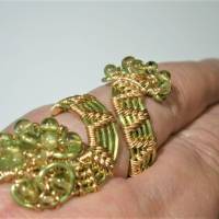 Ring Peridot hellgrün handgewebt grün goldfarben Spiralring als Daumenring handgemacht Bild 8