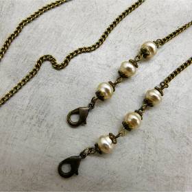 Brillenkette mit cremefarbenen Glaswachperlen in Zuchtperlenoptik und bronzefarbener Kette