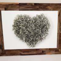 Handgefertigter Altholzrahmen mit großem Herz aus Buchseiten auf Leinwand Bild 1