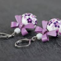 Ohrringe mit Keramik Perlen in weiß, Kirschblüten in flieder und lila Bild 1