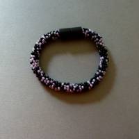 Häkelarmband schwarz und flieder, Länge 19 cm, Armband aus Perlen gehäkelt, Armkettchen, Magnetverschluss, Glasschmuck Bild 1
