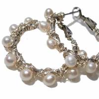 Perlenohrringe handgemachte 35 mm Ohrringe weiße Perlen Creolen Brautschmuck  Süßwasserzuchtperlen Bild 1