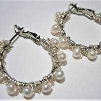 Perlenohrringe handgemachte 35 mm Ohrringe weiße Perlen Creolen Brautschmuck  Süßwasserzuchtperlen Bild 3