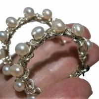 Perlenohrringe handgemachte 35 mm Ohrringe weiße Perlen Creolen Brautschmuck  Süßwasserzuchtperlen Bild 4