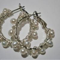 Perlenohrringe handgemachte 35 mm Ohrringe weiße Perlen Creolen Brautschmuck  Süßwasserzuchtperlen Bild 5